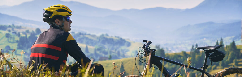 Mountain Biker betrachtet Landschaft während einer Pause